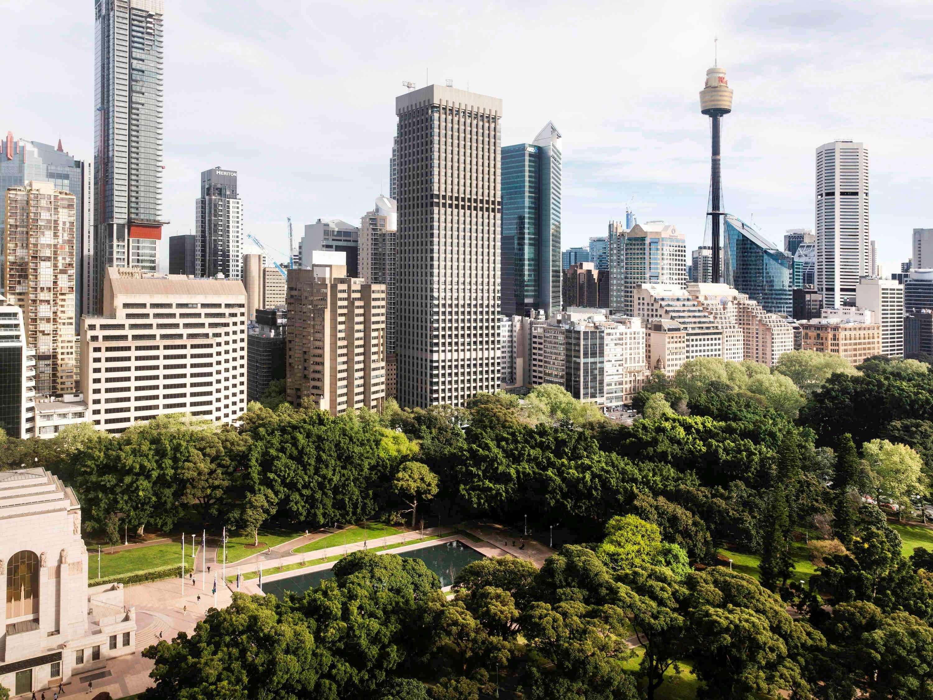 Pullman Sydney Hyde Park Otel Dış mekan fotoğraf The proposed new World Trade Centre, with the Sydney CBD in the background