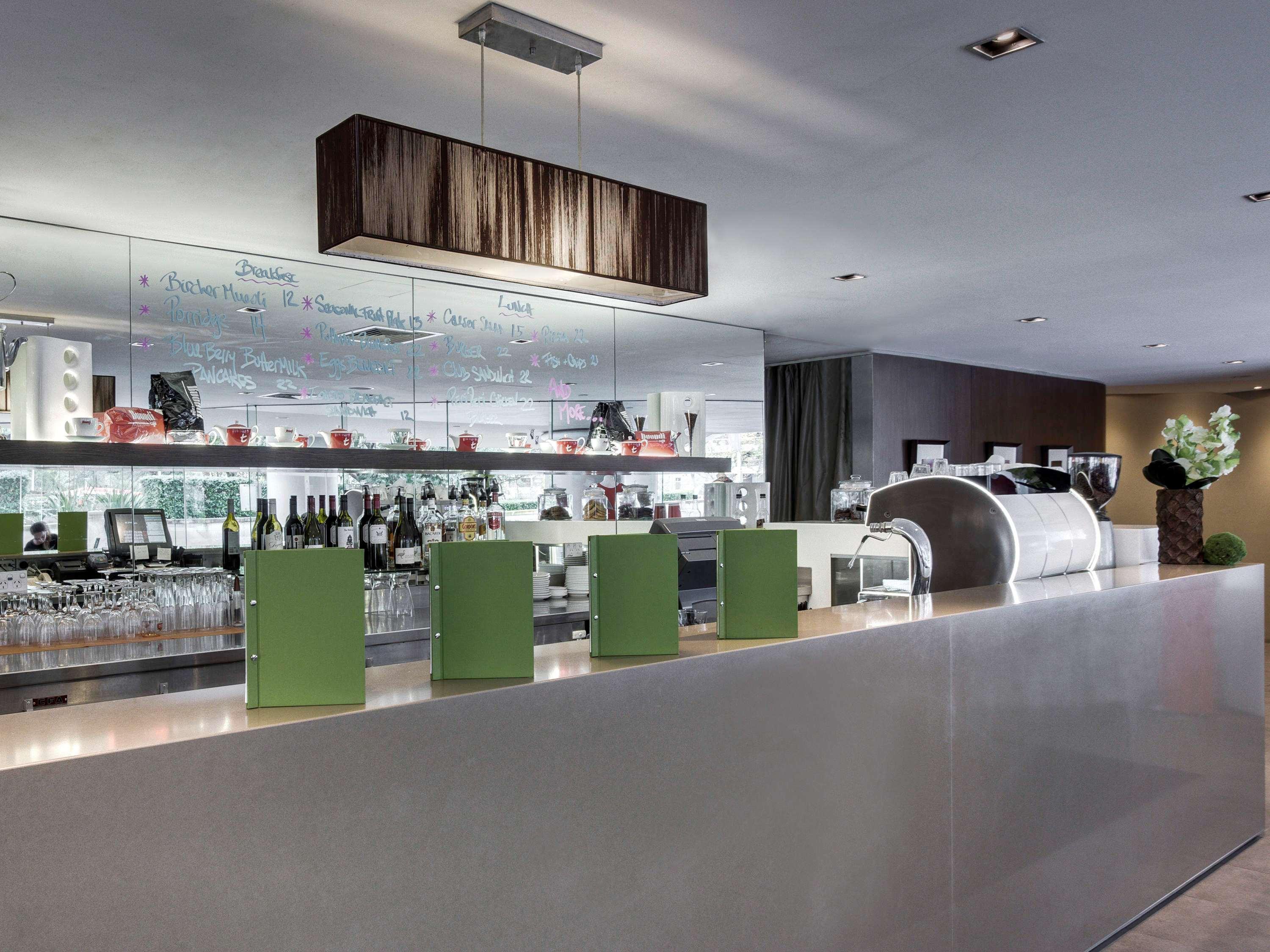 Pullman Sydney Hyde Park Otel Dış mekan fotoğraf The bar at the 2008-opened lounge