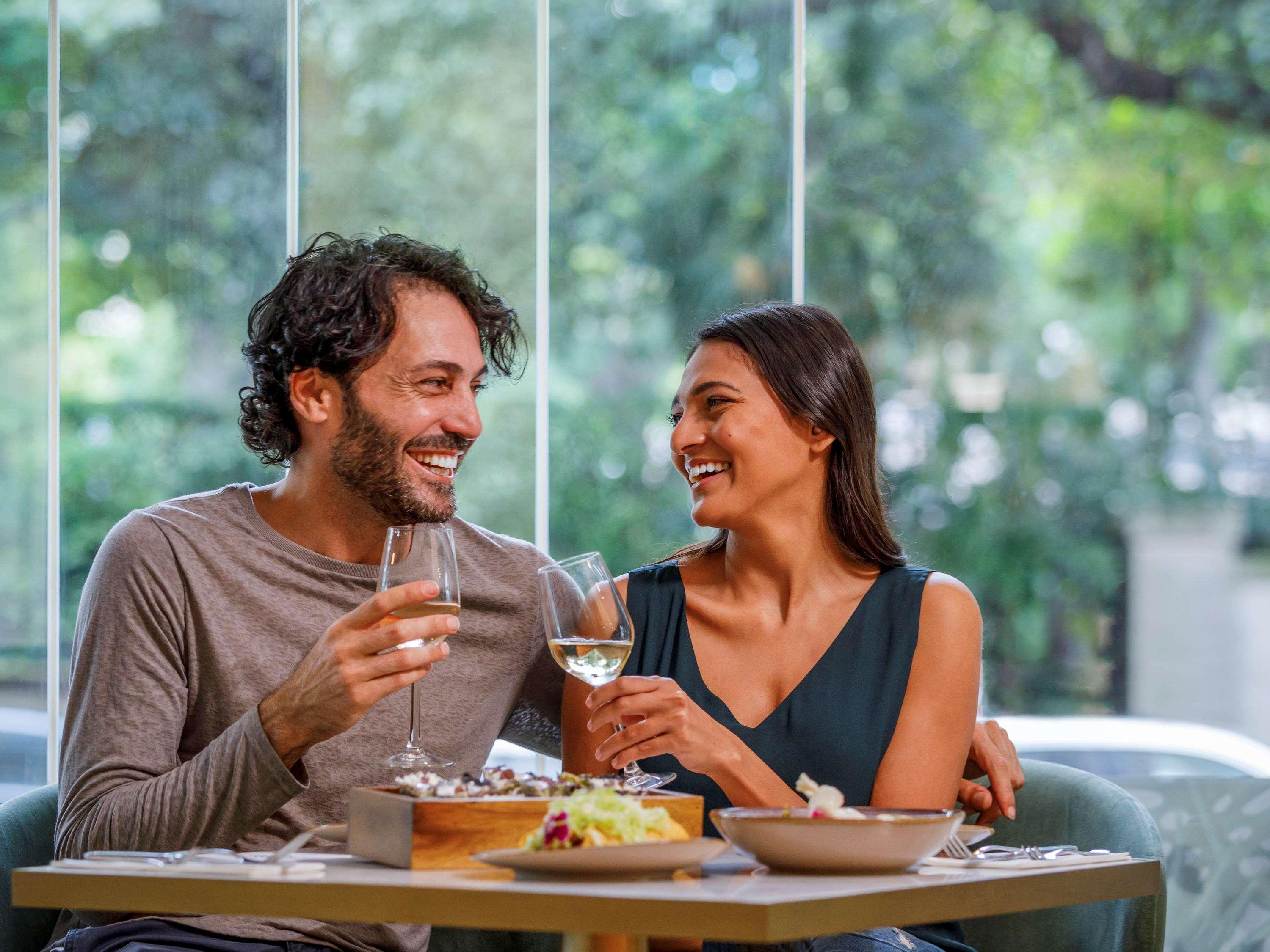 Pullman Sydney Hyde Park Otel Dış mekan fotoğraf A couple dining together