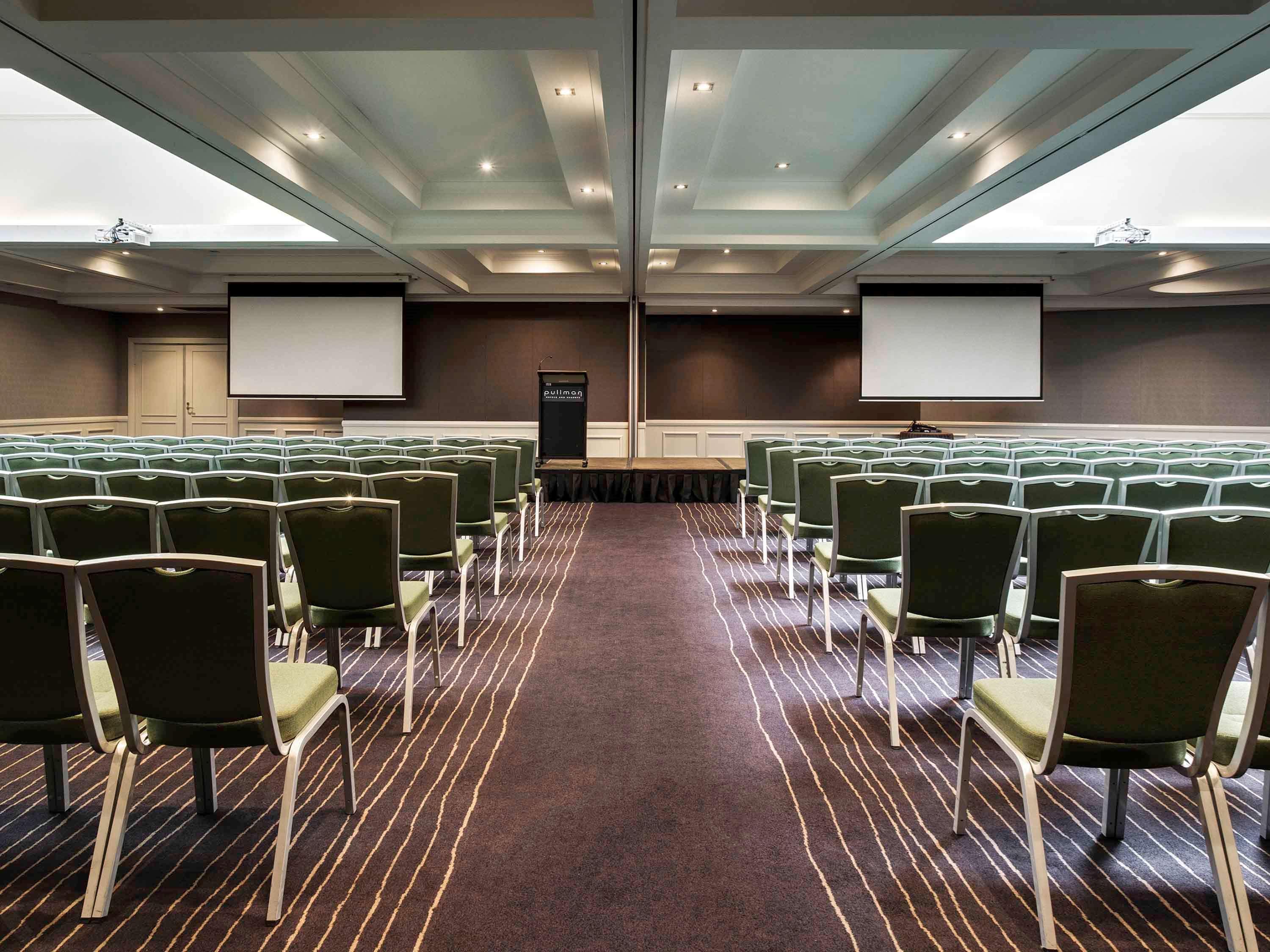 Pullman Sydney Hyde Park Otel Dış mekan fotoğraf The ballroom at the Crowne Plaza Hotel, Manchester