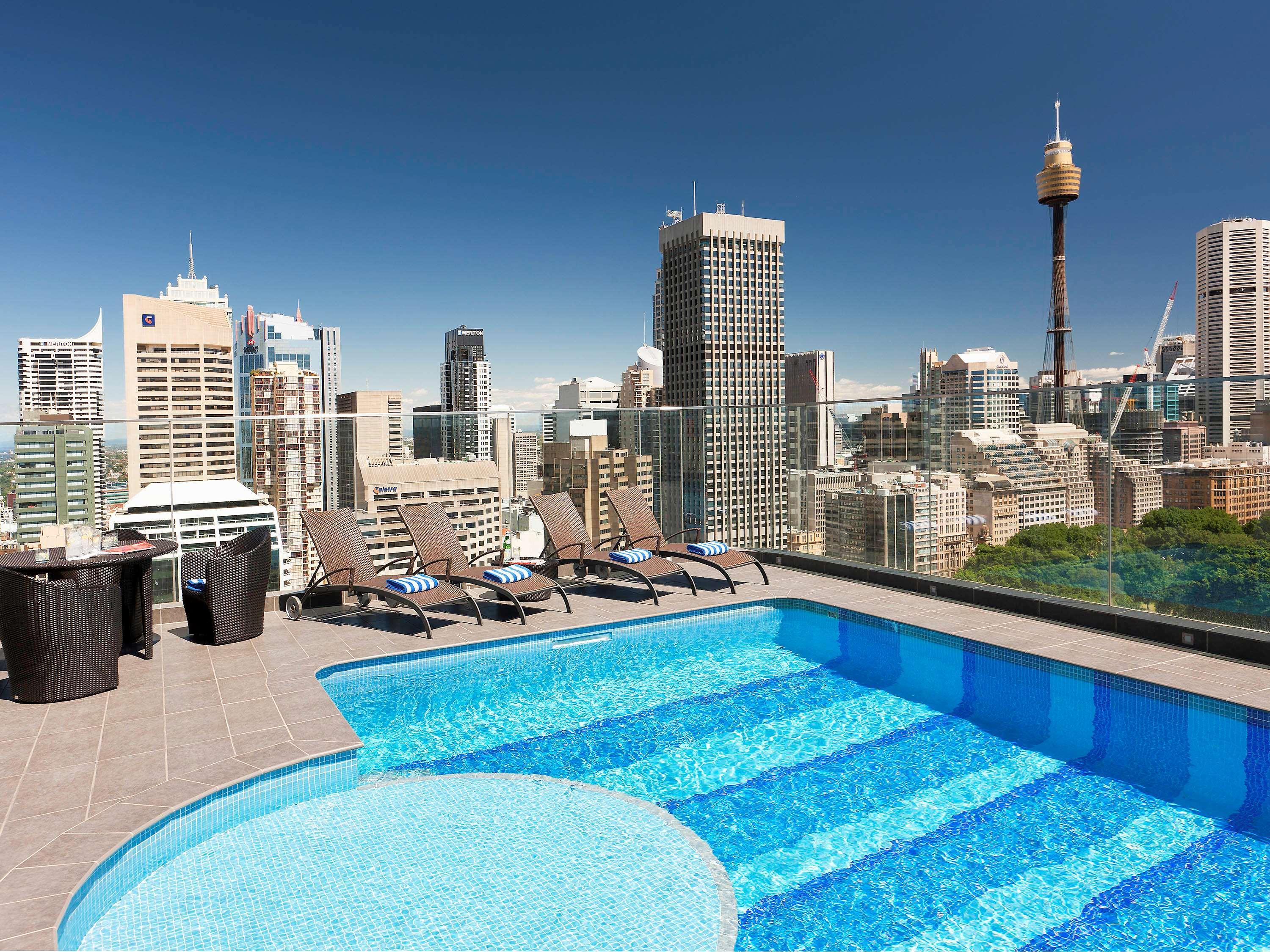 Pullman Sydney Hyde Park Otel Dış mekan fotoğraf The rooftop pool at the hotel