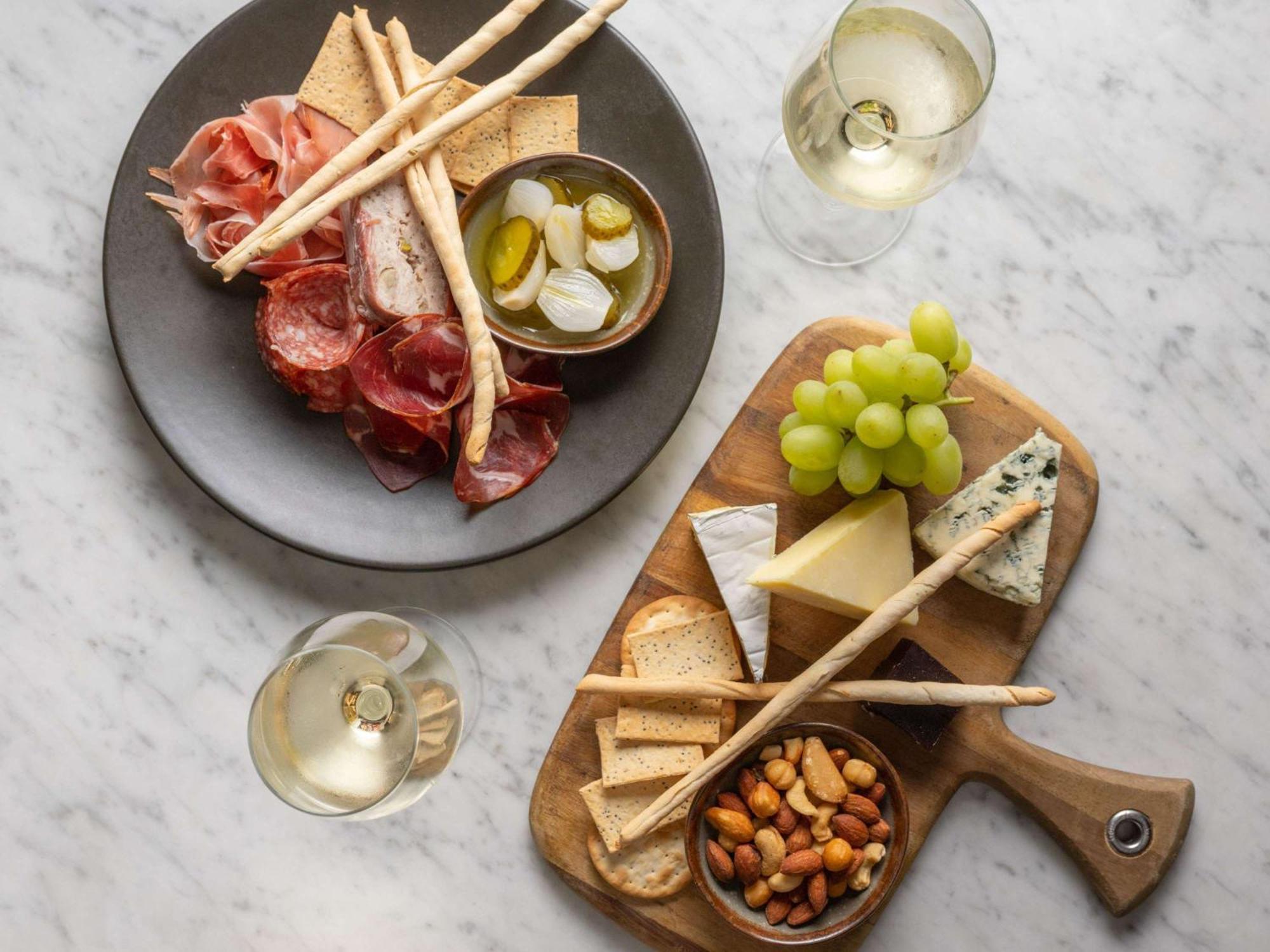 Pullman Sydney Hyde Park Otel Dış mekan fotoğraf A cheese and wine platter