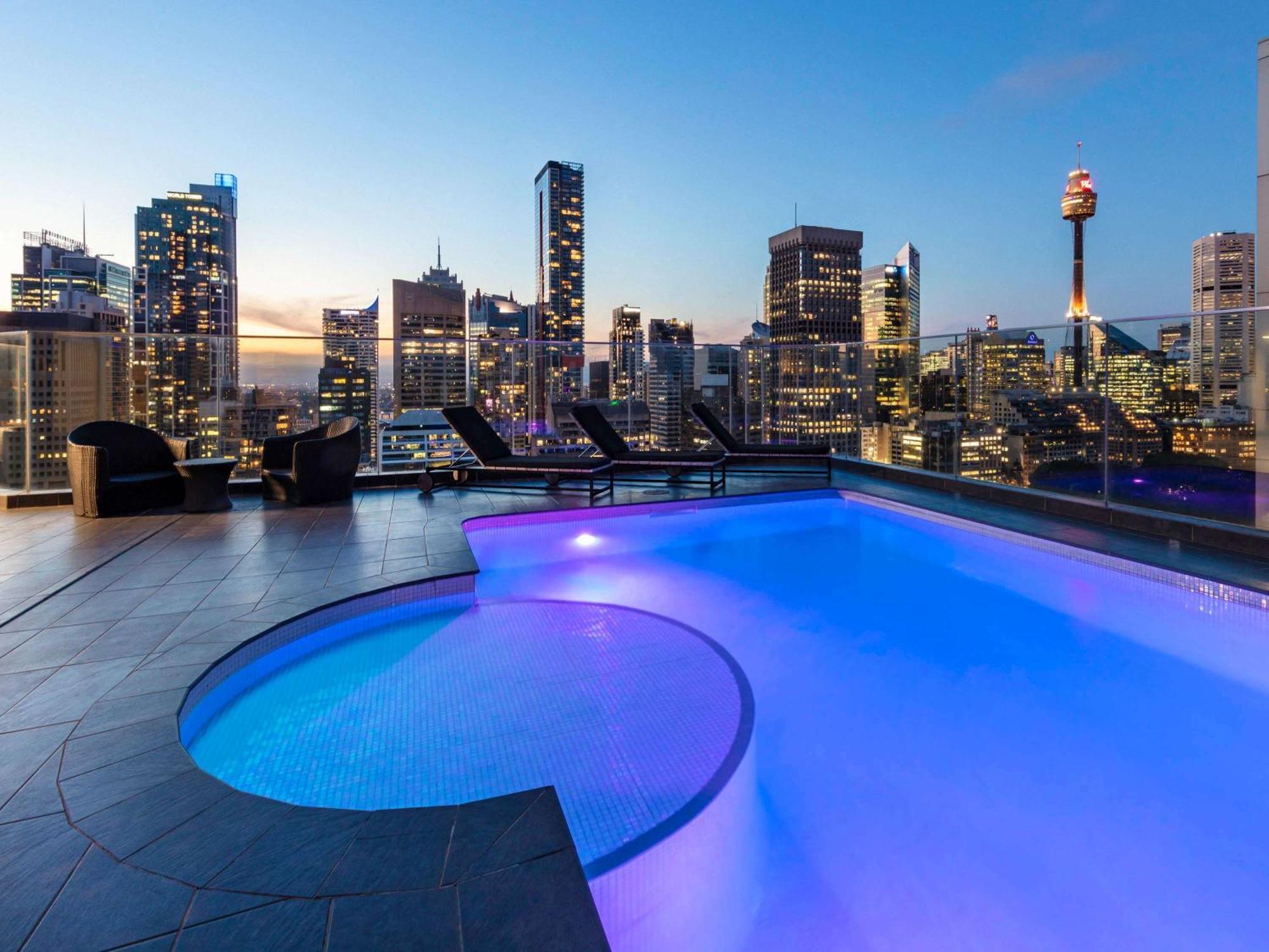 Pullman Sydney Hyde Park Otel Dış mekan fotoğraf The rooftop pool at the hotel