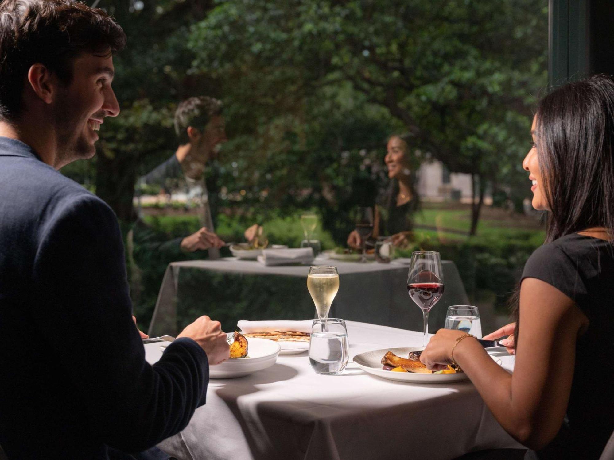 Pullman Sydney Hyde Park Otel Dış mekan fotoğraf A couple dining at a restaurant