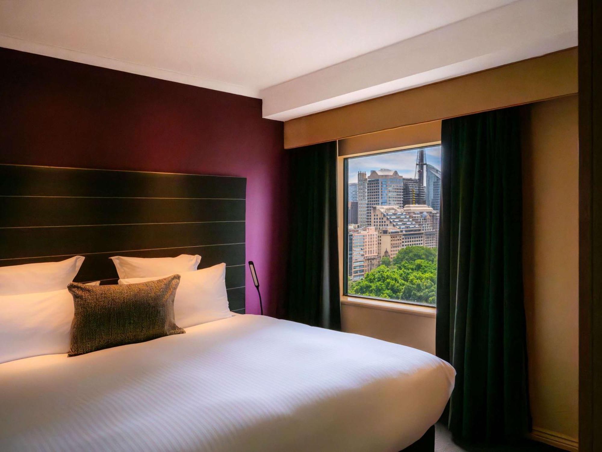 Pullman Sydney Hyde Park Otel Dış mekan fotoğraf A bedroom at the hotel